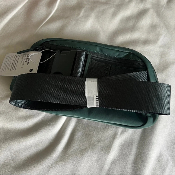 🆕💚 Lululemon Everywhere Belt Bag - Dark Forest - Picture 3 of 6
